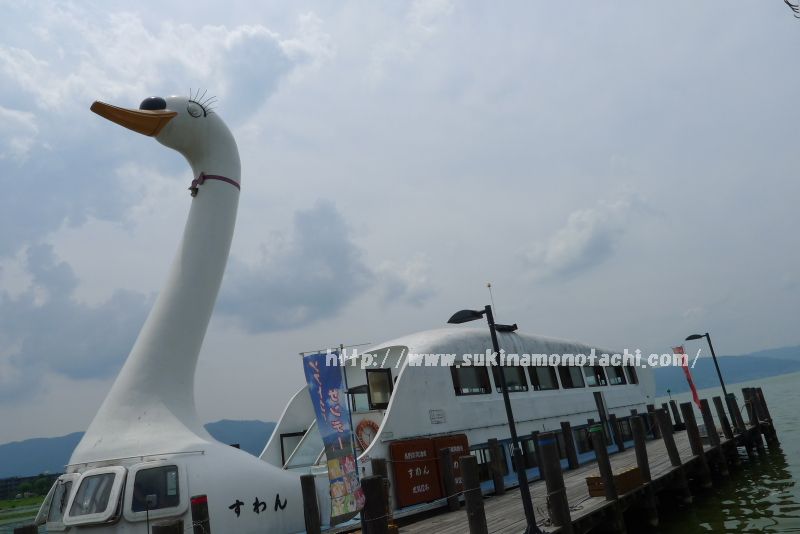 諏訪湖 遊覧船 武田信玄の水中墓伝説あり 売店にはバッタソフトとバッタ飴を発見 すきなものたち