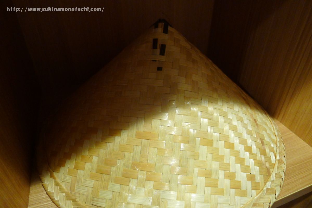 萃 sui-諏訪湖(すい すわこ）の展望露天風呂「綿雫」で雨の日に着用するすげ傘