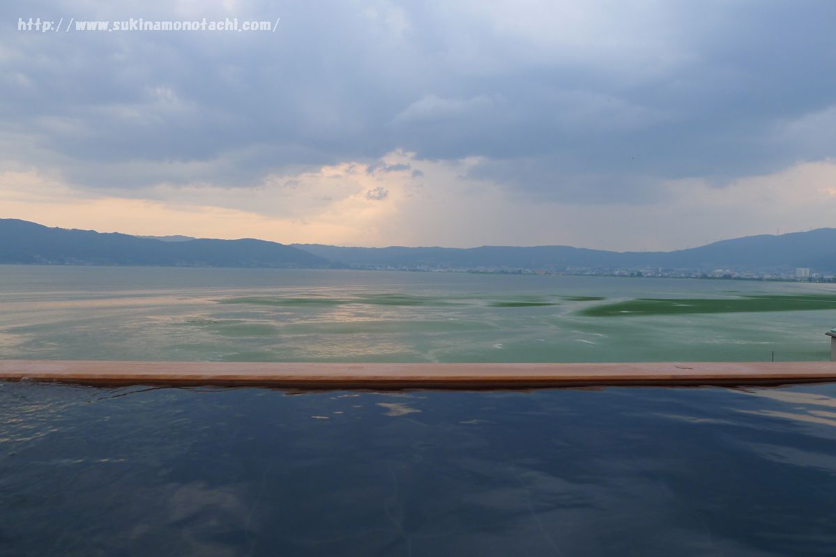 萃 sui-諏訪湖(すい すわこ）の展望露天風呂「綿雫」は諏訪湖と一体化したような絶景が見られるインフィニティ風呂