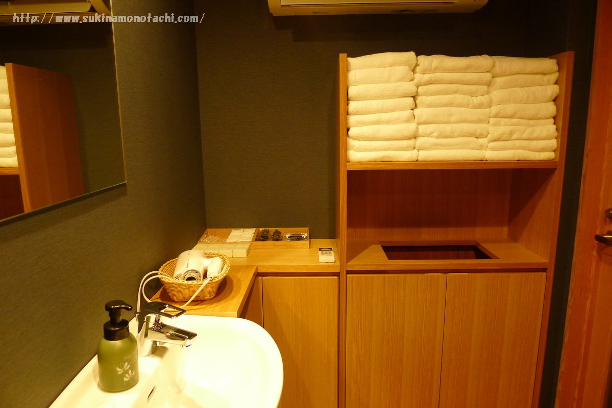 萃 sui-諏訪湖(すい すわこ）の展望露天風呂「綿雫」の洗面台とタオル類