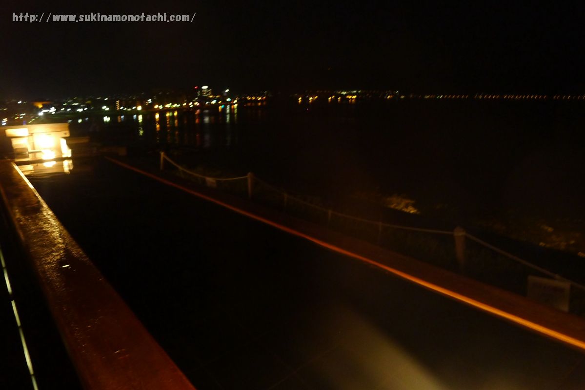 萃 sui-諏訪湖(すい すわこ）の展望露天風呂「綿雫」の夜の光景　諏訪湖の対岸に灯りが見える