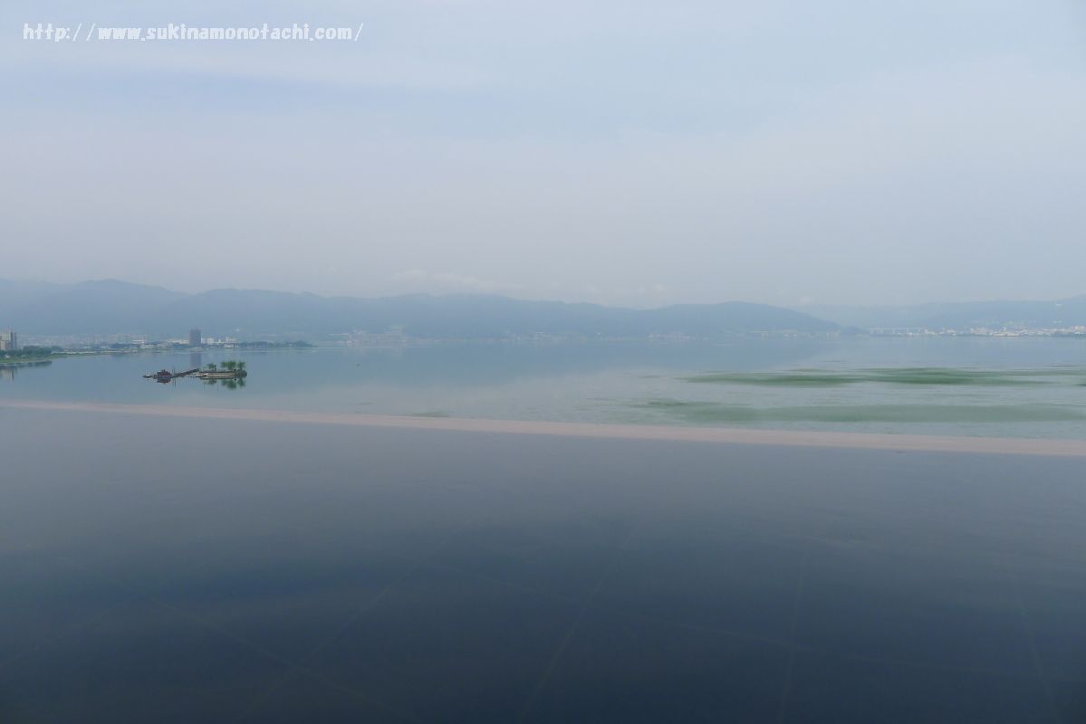 萃 sui-諏訪湖(すい すわこ）の展望露天風呂「綿雫」から見る諏訪湖の水面と一体化したような絶景