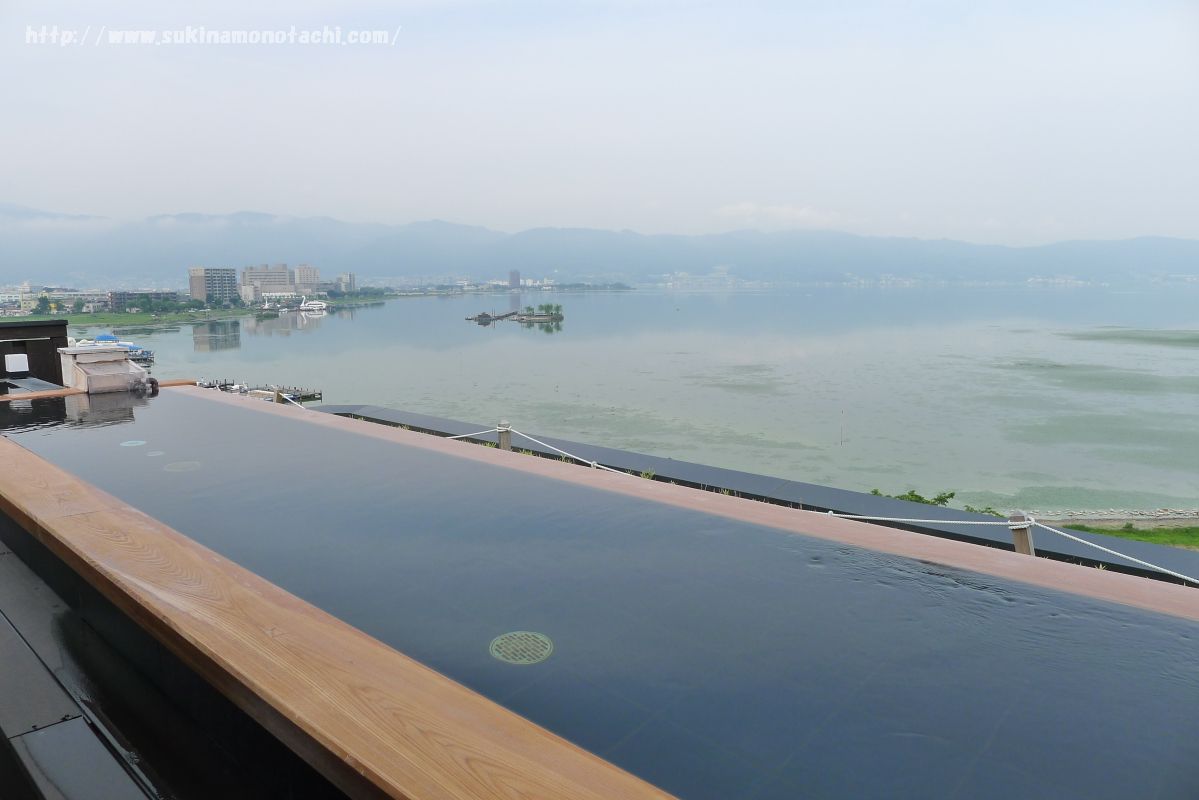 萃 sui-諏訪湖(すい すわこ）の展望露天風呂「綿雫」　浴槽から見える景色