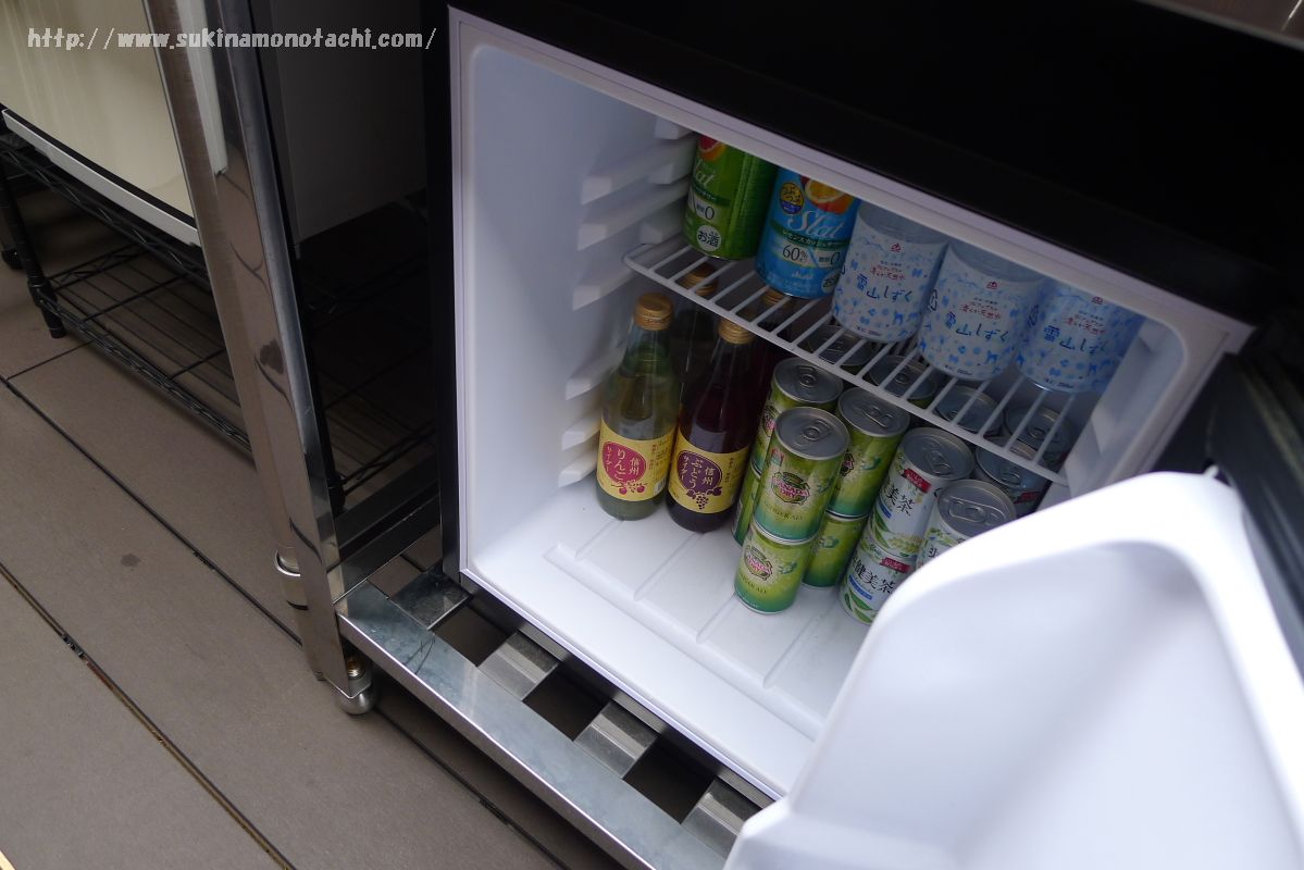 萃 sui-諏訪湖(すい すわこ）の展望露天風呂「綿雫」の休憩デッキに置かれた冷蔵庫とドリンク