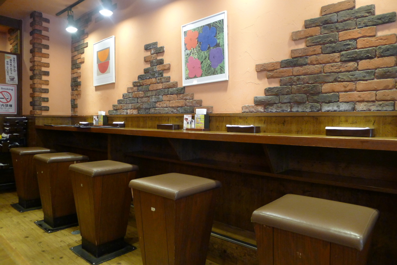 水道橋駅近くのステーキと焙煎カレーの店ふらんす亭の店内にはカウンター席がある