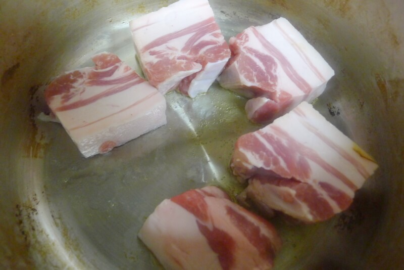 ザワークラウトの煮込みの作り方 豚肉をフライパンで焼く