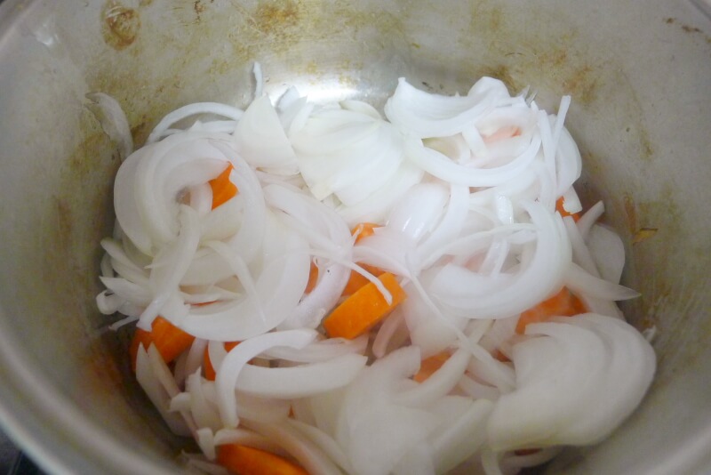 ザワークラウトの煮込みの作り方 野菜を炒める
