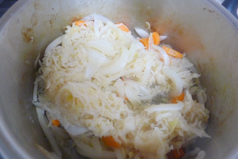 ザワークラウトの煮込みの作り方 野菜とザワークラウトを炒める