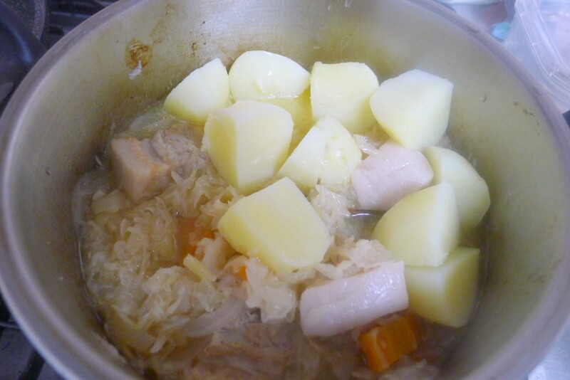 ザワークラウトの煮込みの作り方 じゃがいもは後から加える。煮る時間は少なめで。
