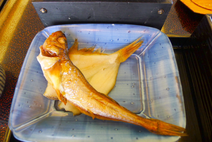 皆生温泉の松月の朝食、焼き魚(ハタハタとカレイ)