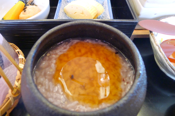 皆生温泉の松月の朝食、おかゆにかつおだしをかけて食べる