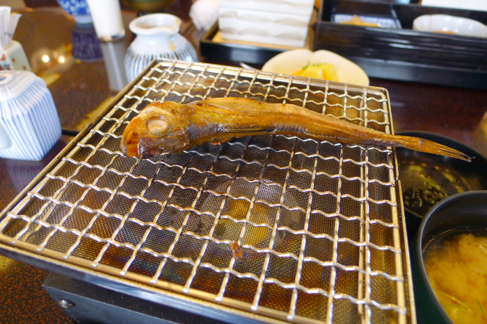 皆生温泉の松月の朝食、網に乗せて火であぶってハタハタを温める
