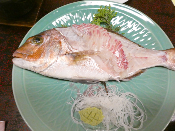 淡路島うめ丸の夕食　鯛の活け造り