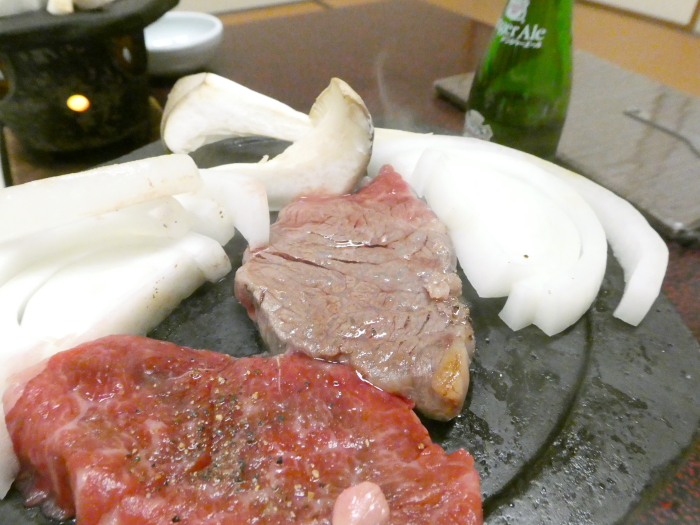 淡路島うめ丸の夕食の淡路牛の溶岩焼き