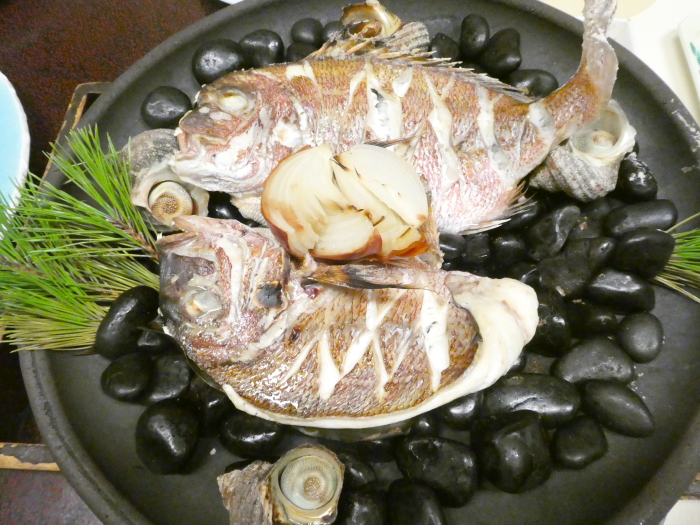 淡路島うめ丸の夕食の鯛の宝楽焼
