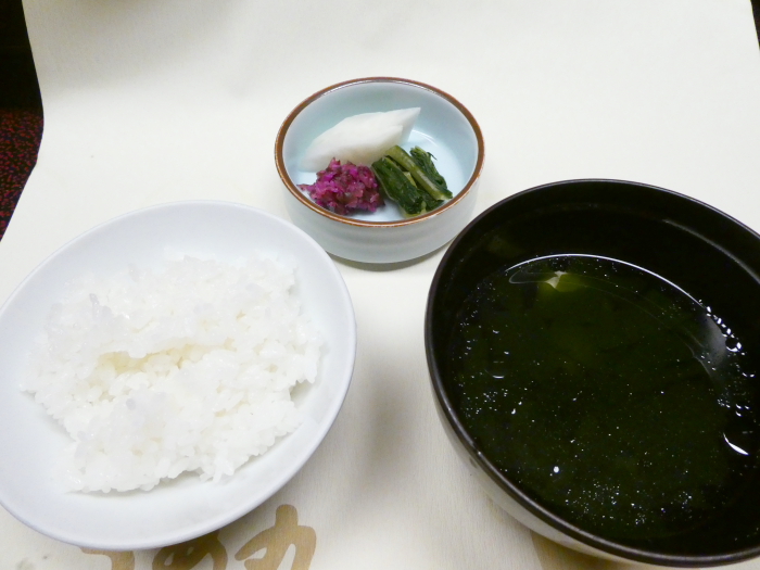 淡路島うめ丸の夕食　吸い物とごはんと香の物