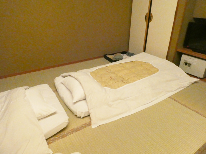 淡路島うめ丸の夕食中にふとんを敷いてくれる