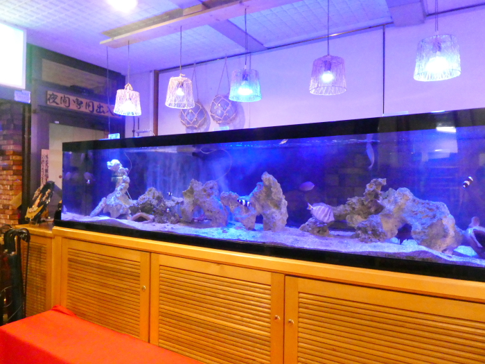 あんこうの宿まるみつ旅館 ロビーの水槽には熱帯魚が泳いでいる