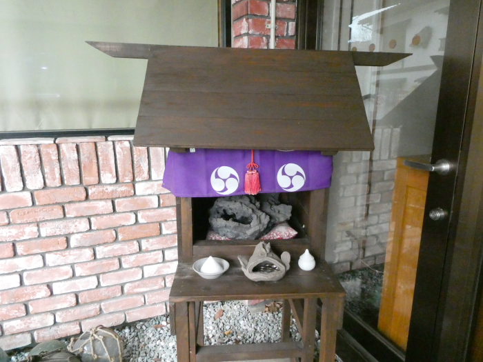 あんこうの宿まるみつ旅館 玄関脇にある小さな祠