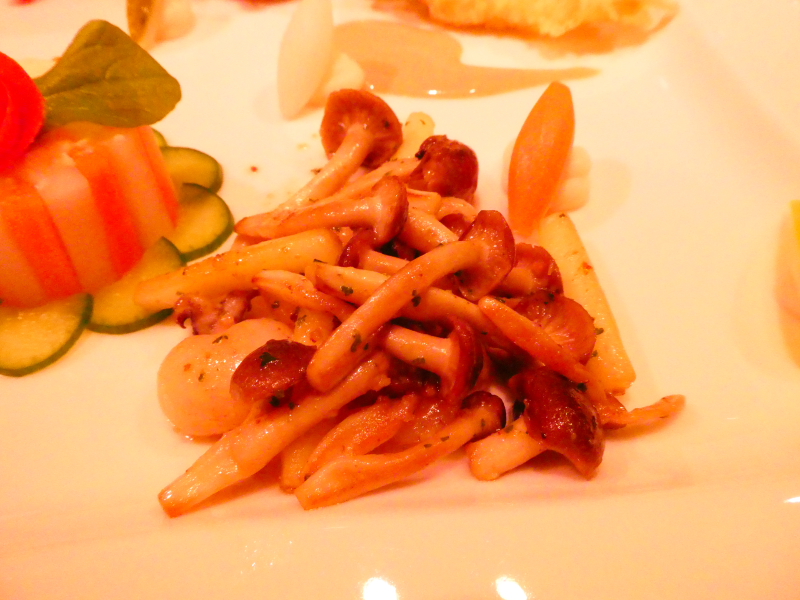 オーベルジュミヨーの夕食　オードブルの盛合わせ　もんごういかときのこのガーリックソテー