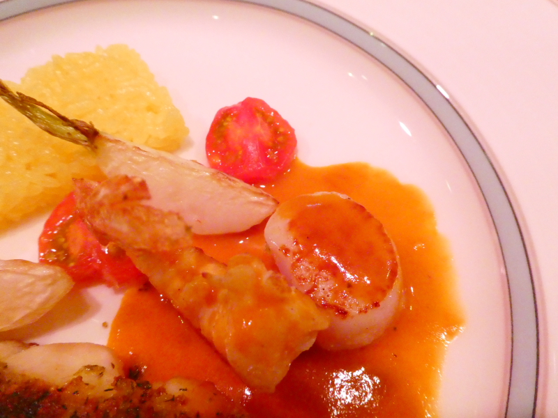 オーベルジュミヨーの夕食　本日の魚料理　海老と帆立のソテー