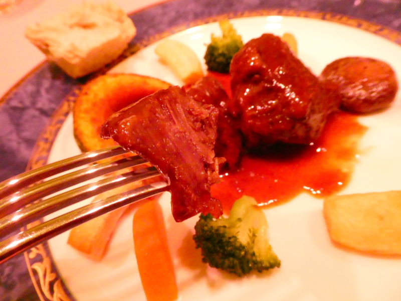 オーベルジュミヨーの夕食メインの肉料理　和牛ほほ肉の赤ワイン煮込み（鹿児島県産黒毛和牛A5ランク）