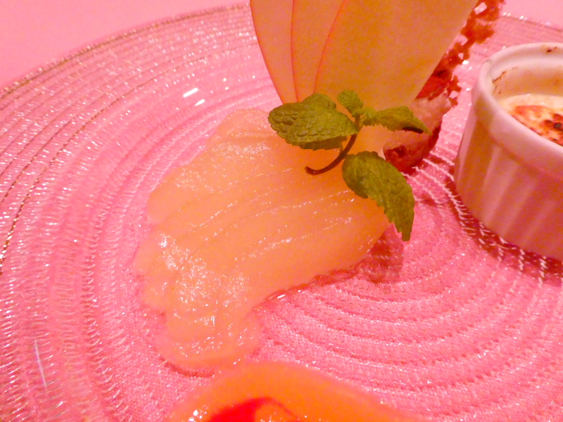 オーベルジュミヨーの夕食　デザートとフルーツ　ラフランスのコンポート