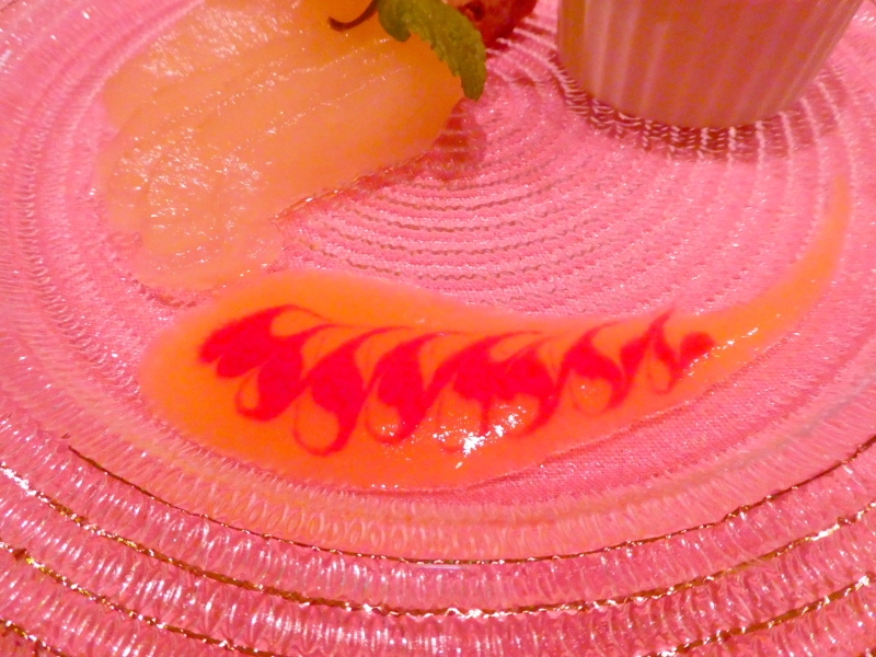 オーベルジュミヨーの夕食　デザートとフルーツ　アプリコットのフランボワーズソース