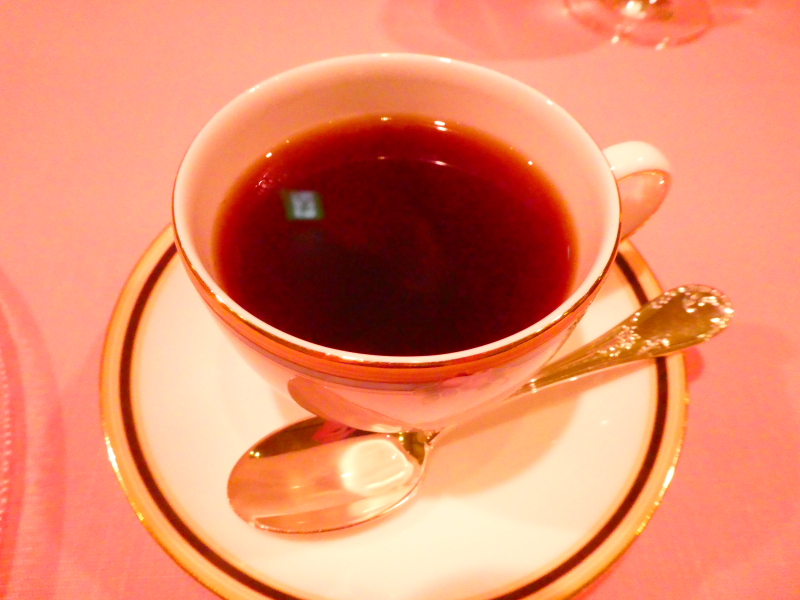 オーベルジュミヨーの夕食　デザートと一緒にコーヒーをいただく