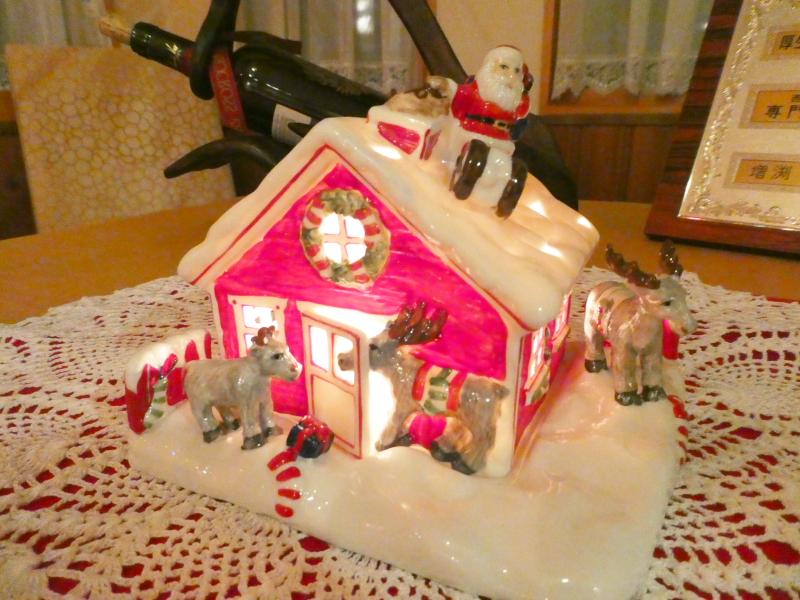 オーベルジュミヨー　レストランに飾られたクリスマスのオブジェ