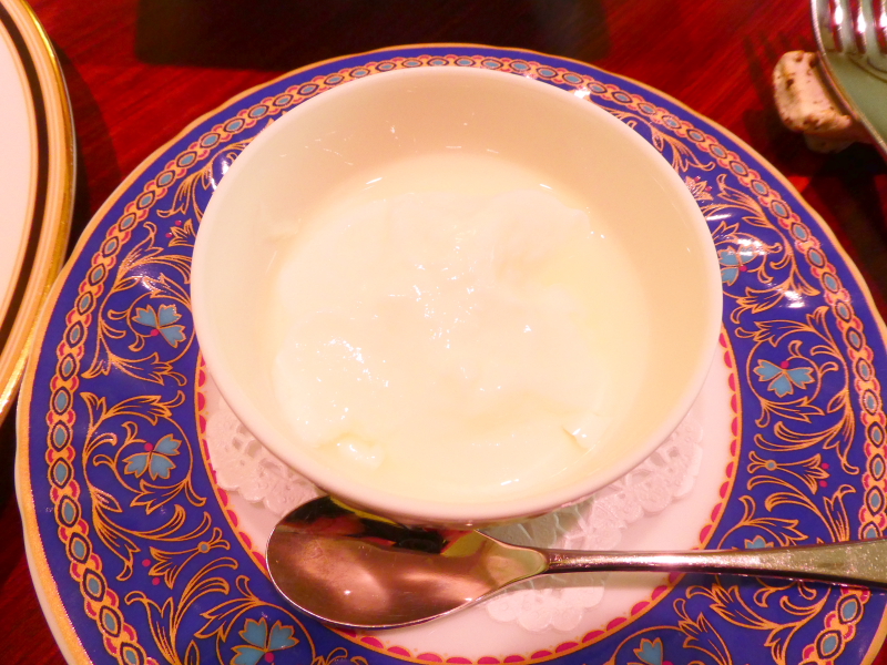 オーベルジュミヨー　部屋でいただく洋朝食　ヨーグルト