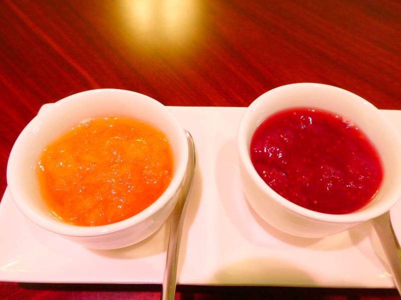 オーベルジュミヨー　部屋でいただく洋朝食　自家製ジャムが2種類あり、イチゴとオレンジマーマレード