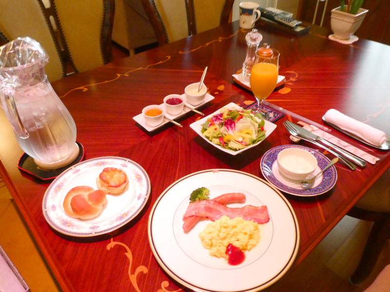 オーベルジュミヨー　部屋でいただく洋朝食　全体図