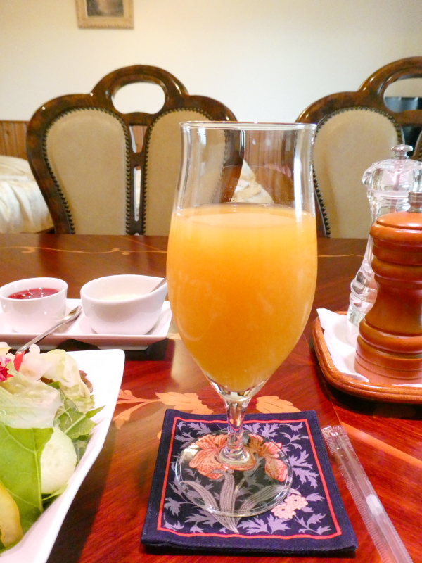 オーベルジュミヨー　部屋でいただく洋朝食　フレッシュフルーツジュース