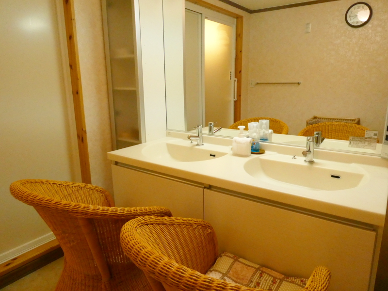 伊豆高原オーベルジュミヨーの広々とした洗面台