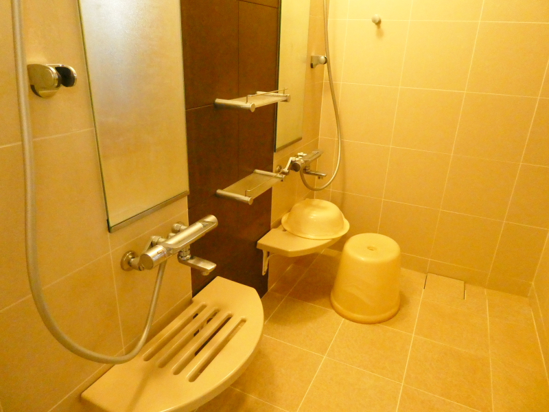 伊豆高原オーベルジュミヨーの個室の浴室の洗い場はカランが2つ