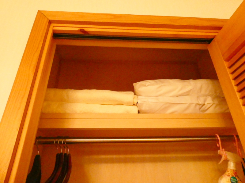 伊豆高原オーベルジュミヨーの寝室のクローゼットの中に置かれた枕