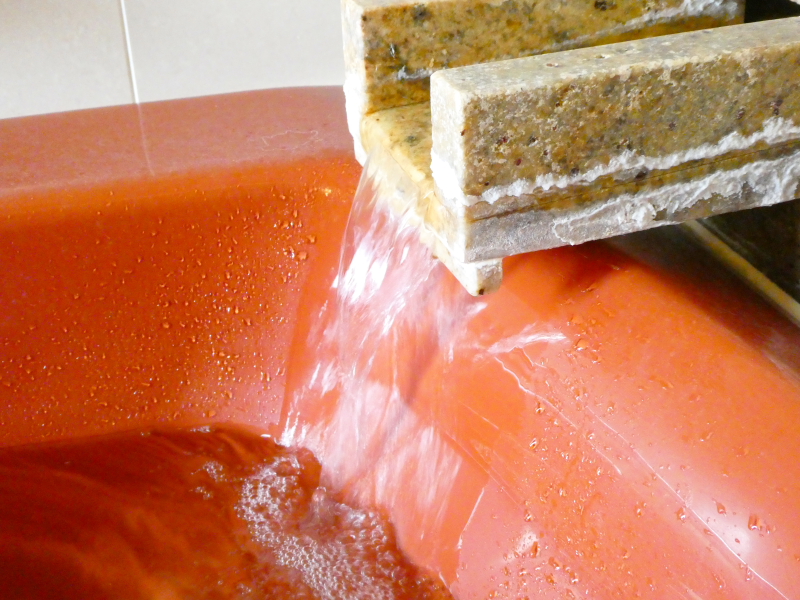 伊豆高原オーベルジュミヨーの客室のお風呂は温泉が注がれている