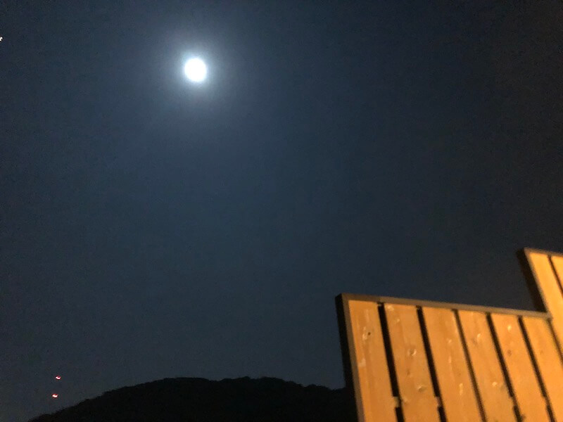 新かどや　大浴場　夜の天空の湯から見上げた月